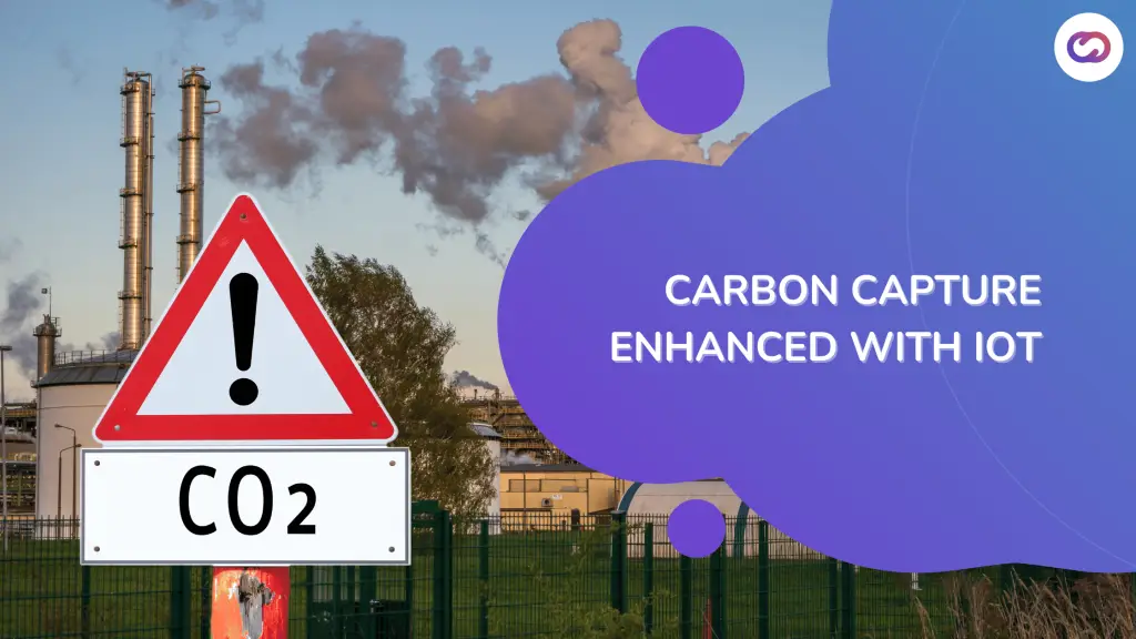 Señal de advertencia con “CO₂” frente a chimeneas industriales emitiendo humo, con una burbuja morada que contiene el texto “Carbon Capture Enhanced with IoT”. Representa el uso de IoT para monitorear y optimizar la captura de carbono en apoyo a los objetivos de sostenibilidad empresarial.