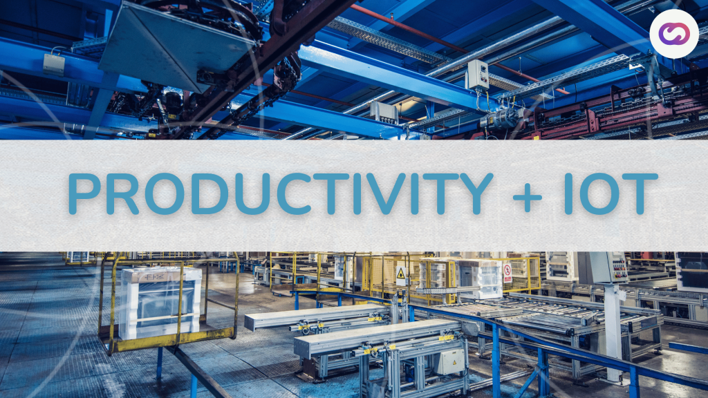 Interior de una fábrica industrial moderna con el texto “Productivity + IoT” superpuesto, simbolizando cómo el IoT puede mejorar la eficiencia operativa y reducir la dispersión en la productividad.