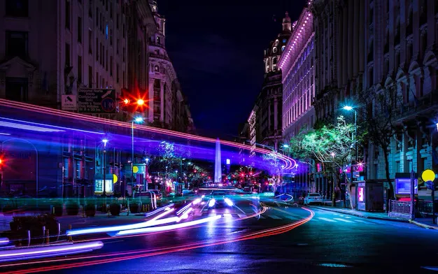 Ciudad de Buenos Aires, Argentina, vista de noche, donde se pueden ver con claridad las luminarias inteligentes del caso de éxito de Cloud Studio IoT
