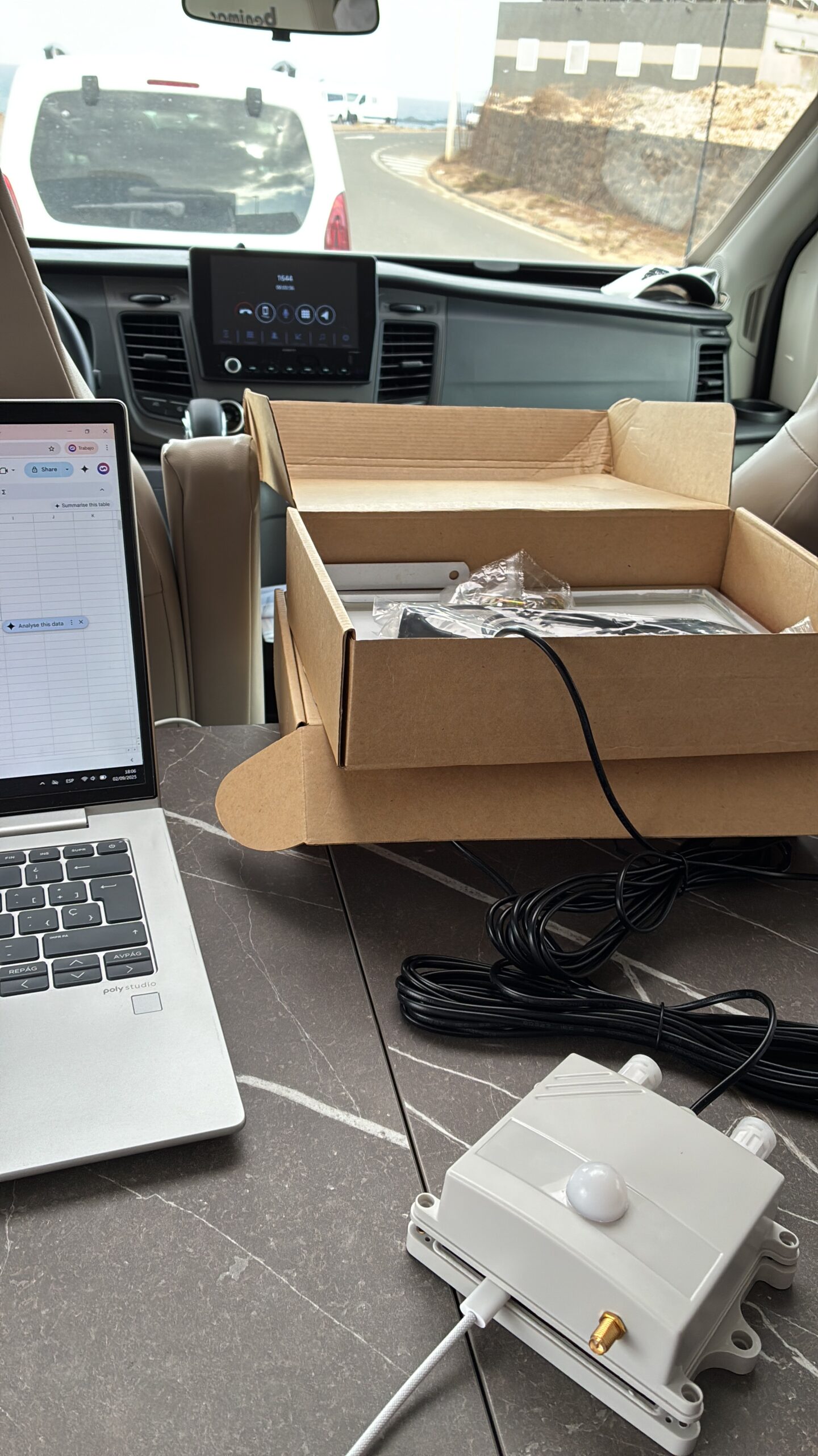 La imagen muestra la configuración del Makerfabs 4G LTE Air Monitor hecha al momento debido a la flexibilidad y adaptabilidad de los instaladores.