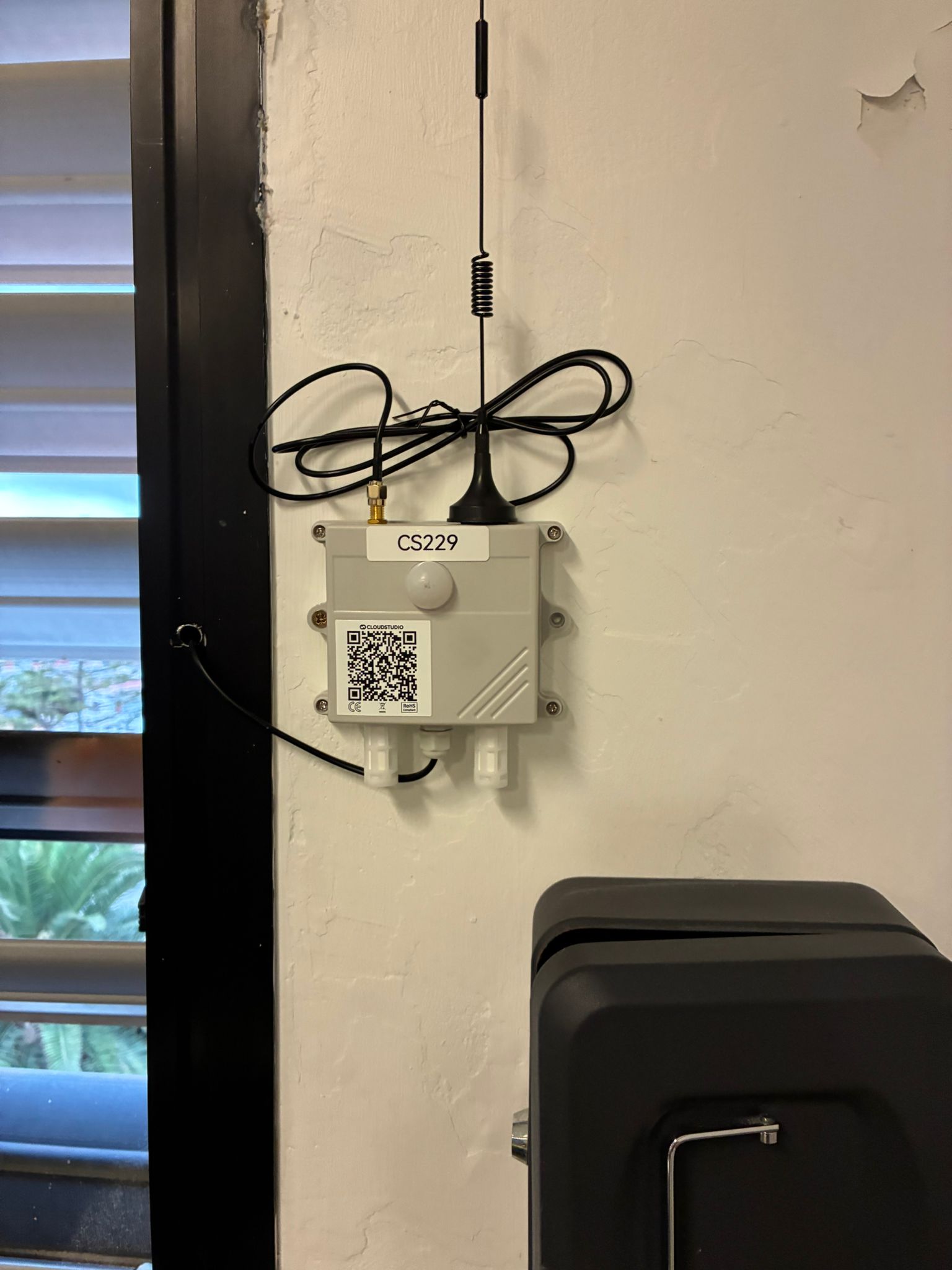 Dispositivo IoT número CS229 instalado por Cloud Studio IoT en el interior de un aula del IES Guía en Las Palmas en la isla de Gran Canaria.
