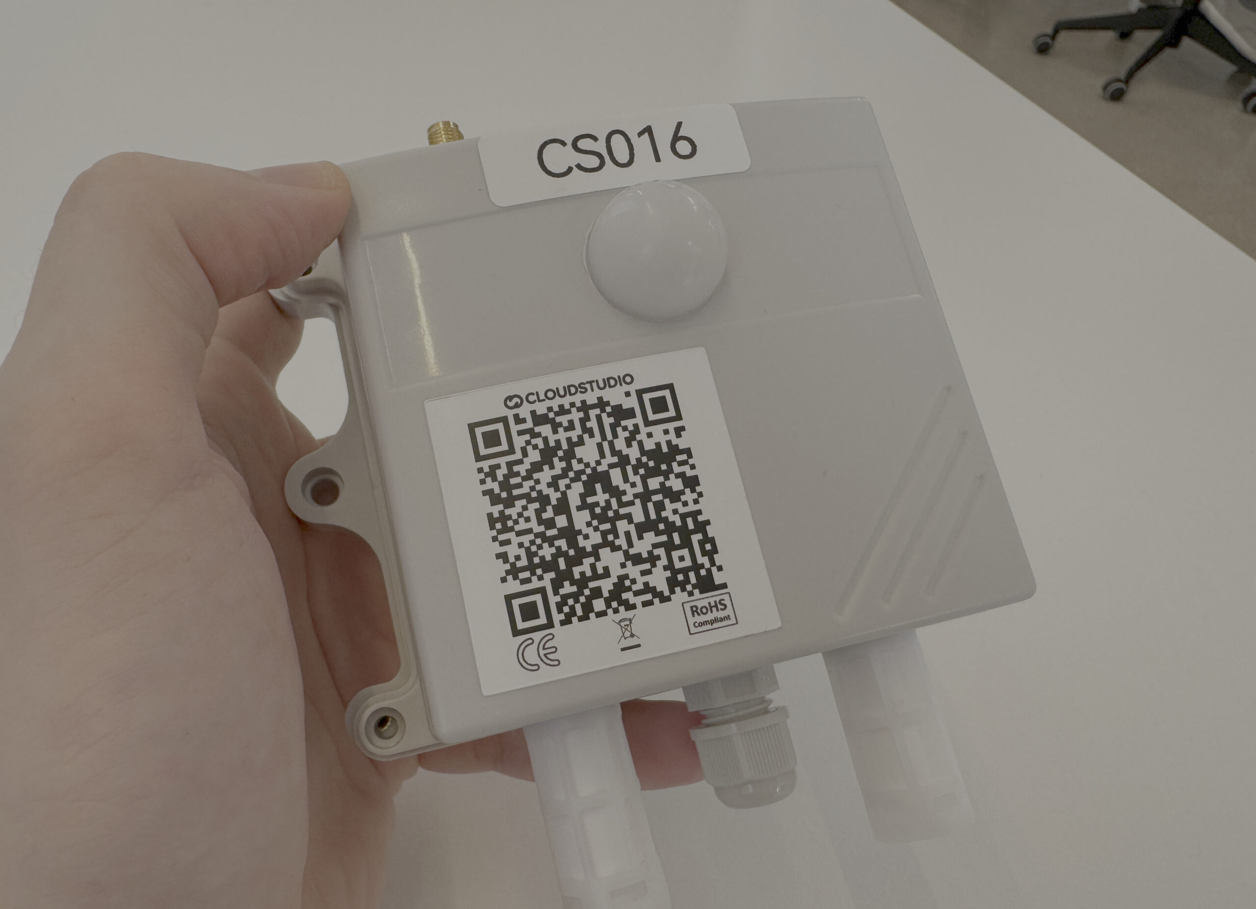 Dispositivo Makerfabs 4G LTE Air Monitor utilizado para la monitorización de 120 escuelas a lo largo de las Islas Canarias. En el dispositivo se puede ver el código QR que lleva al dashboard de soporte.
