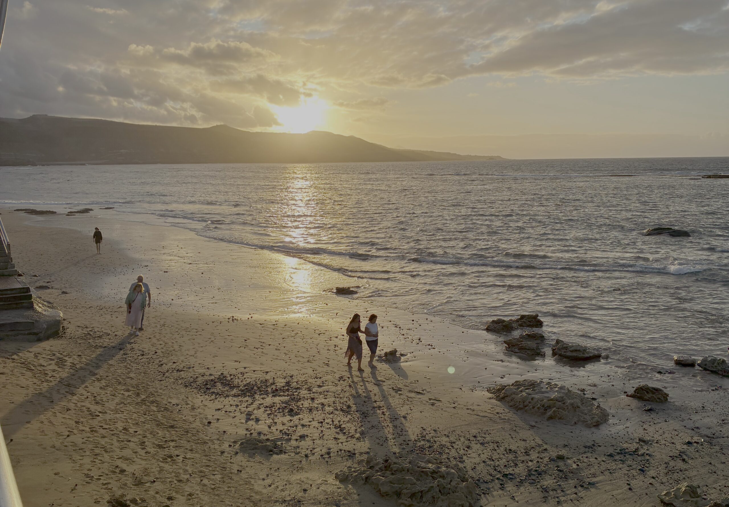 Playa de la isla de Gran Canaria, dentro del archipiélago Canario, lugar donde se llevó a cabo el proyecto de monitorización de escuelas.