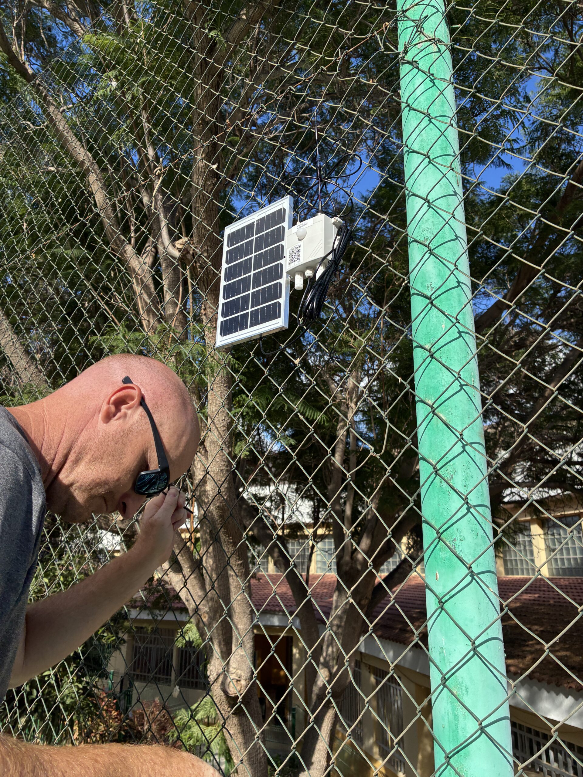 Francisco Rojas, técnico instalador de los sensores Makerfabs para el proyecto de centros educativos de Canarias.