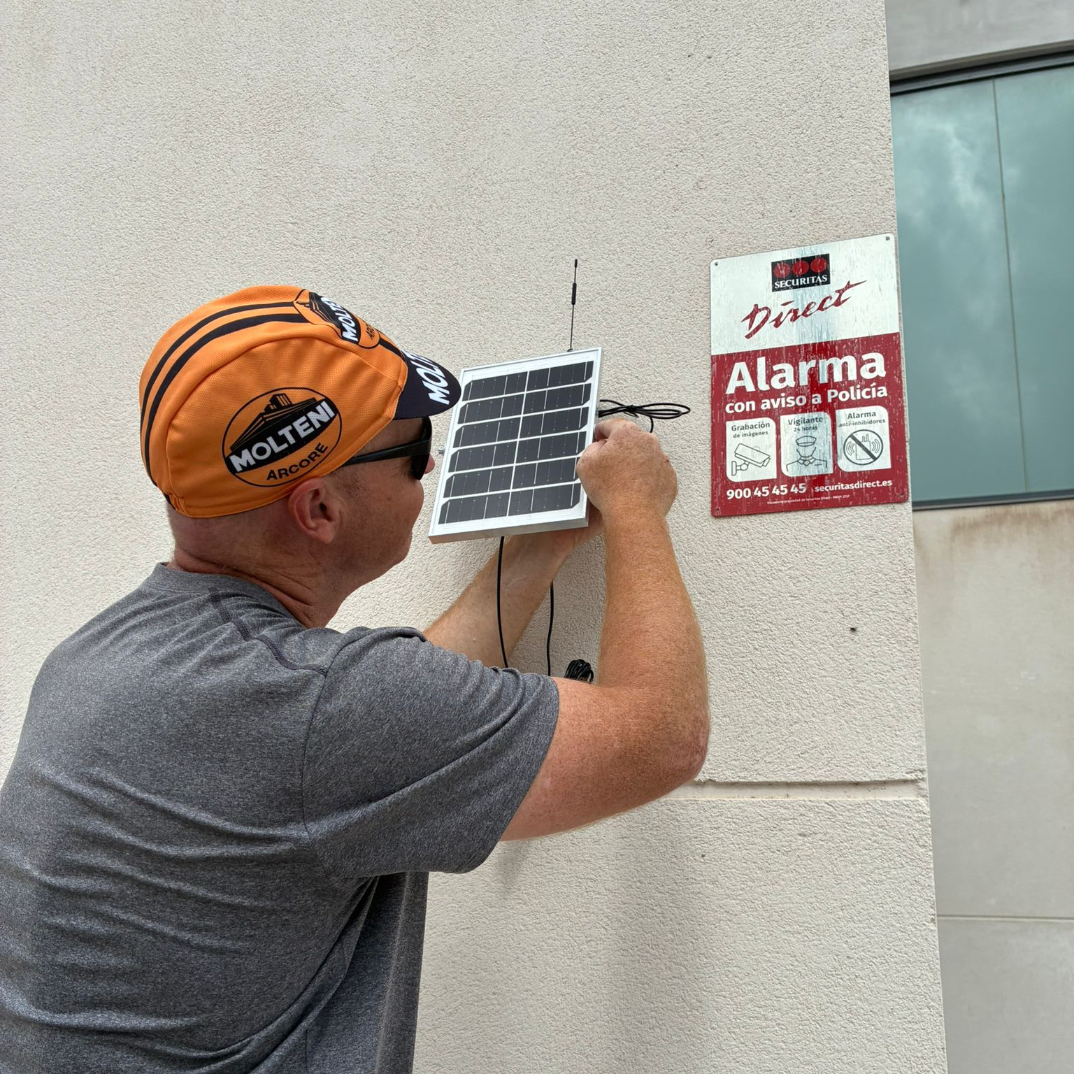 The photo shows the systems integrator for the Cloud Studio IoT project in the Canary Islands for Gesplan and the Canary Islands Government, installing a Makerfabs sensor.